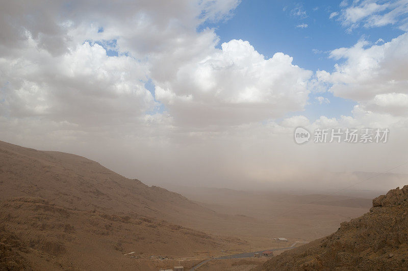 从代尔玛穆萨(Deir Mar Musa)看到布满灰尘的叙利亚风景